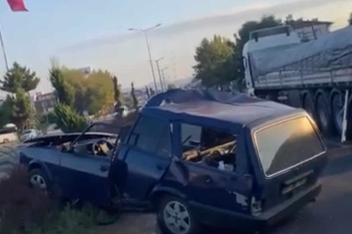 Düzce'de otomobil tıra çarptı!