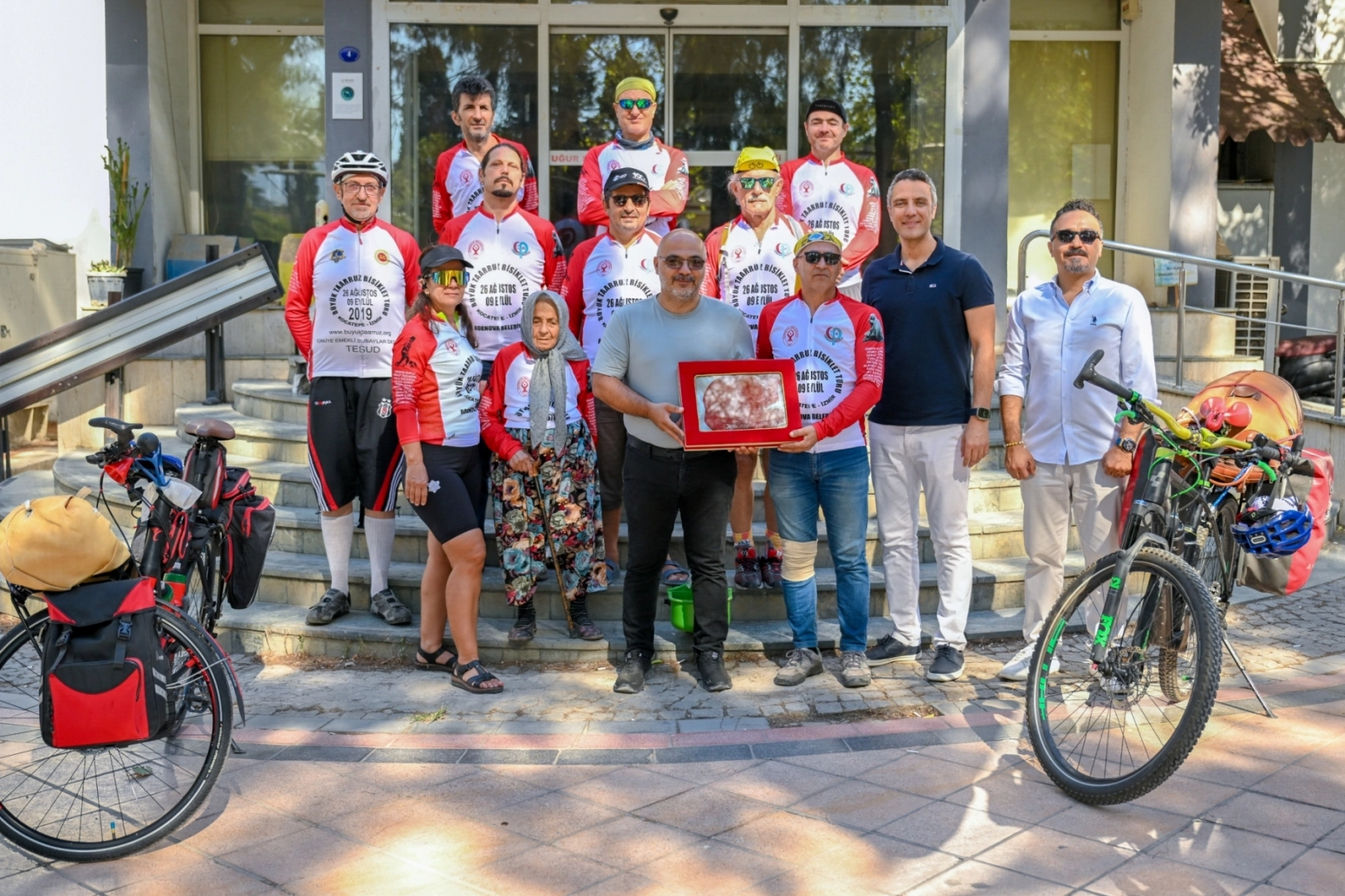 İzmir'de 'Zafer Yolunda' pedallar iz bırakıyor