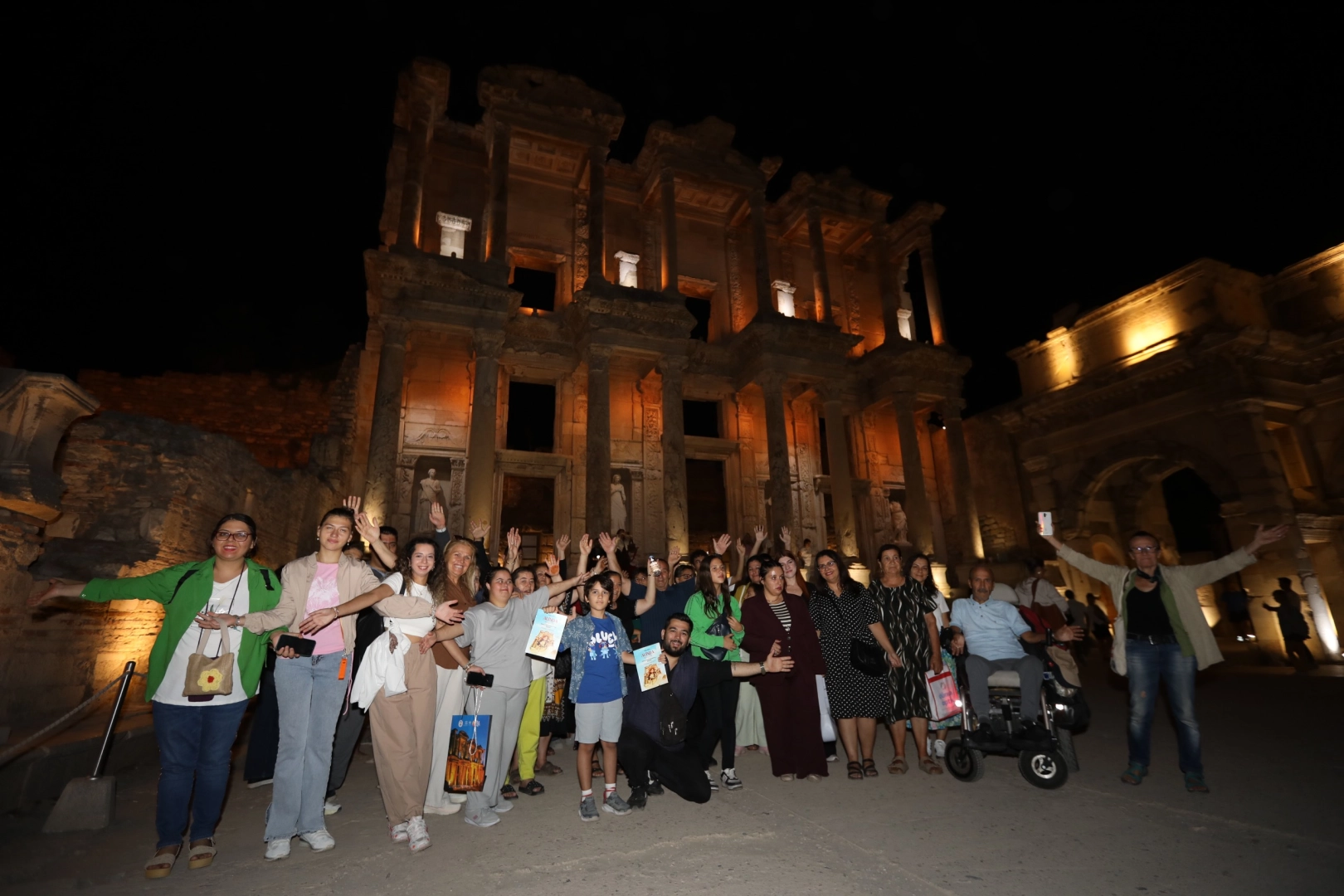 Engelsiz bireylere Efes'te gece yolculuğu