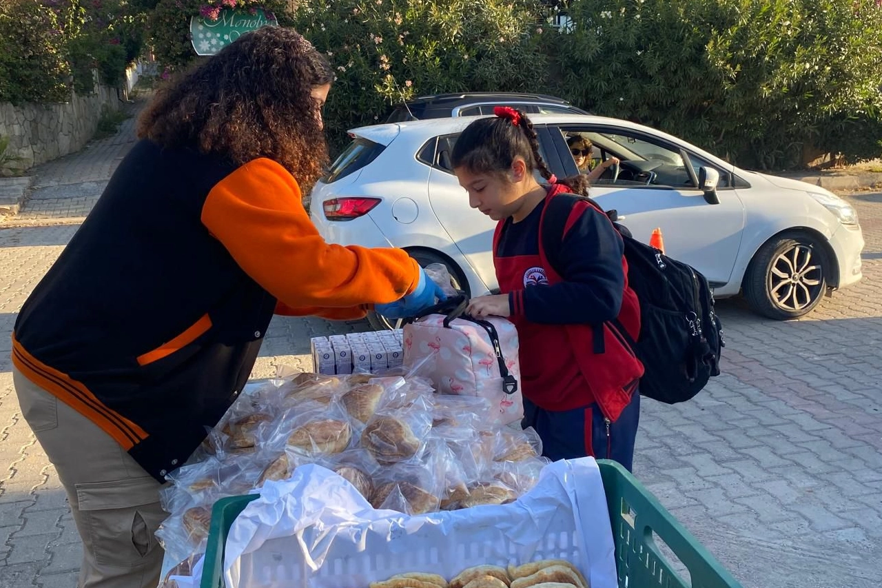 İzmir'de Süt-Simit projesi devam ediyor