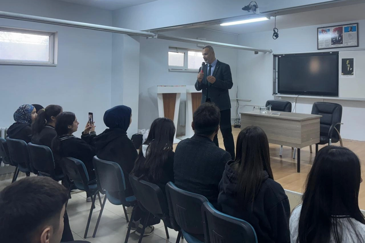 Cizre’de 'Başarıda Arkadaş Seçimi' konferansı