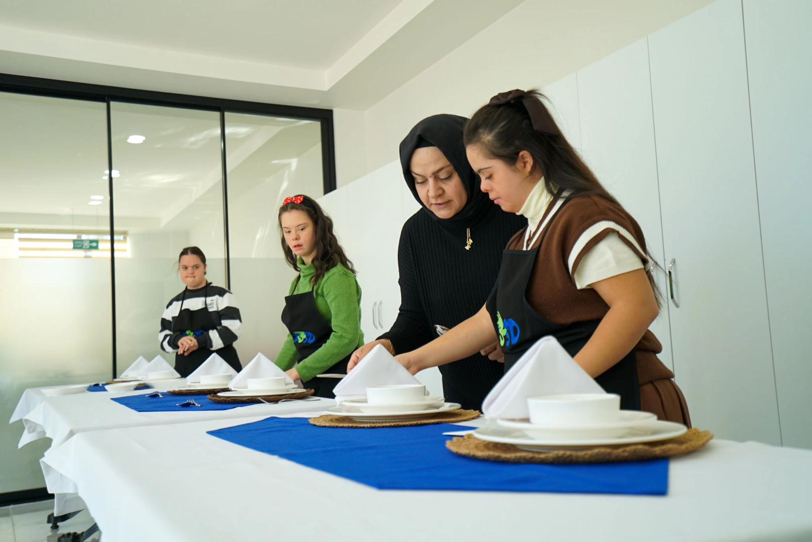 Meram'da down sendromlu bireylere sertifikalı komi eğitimi