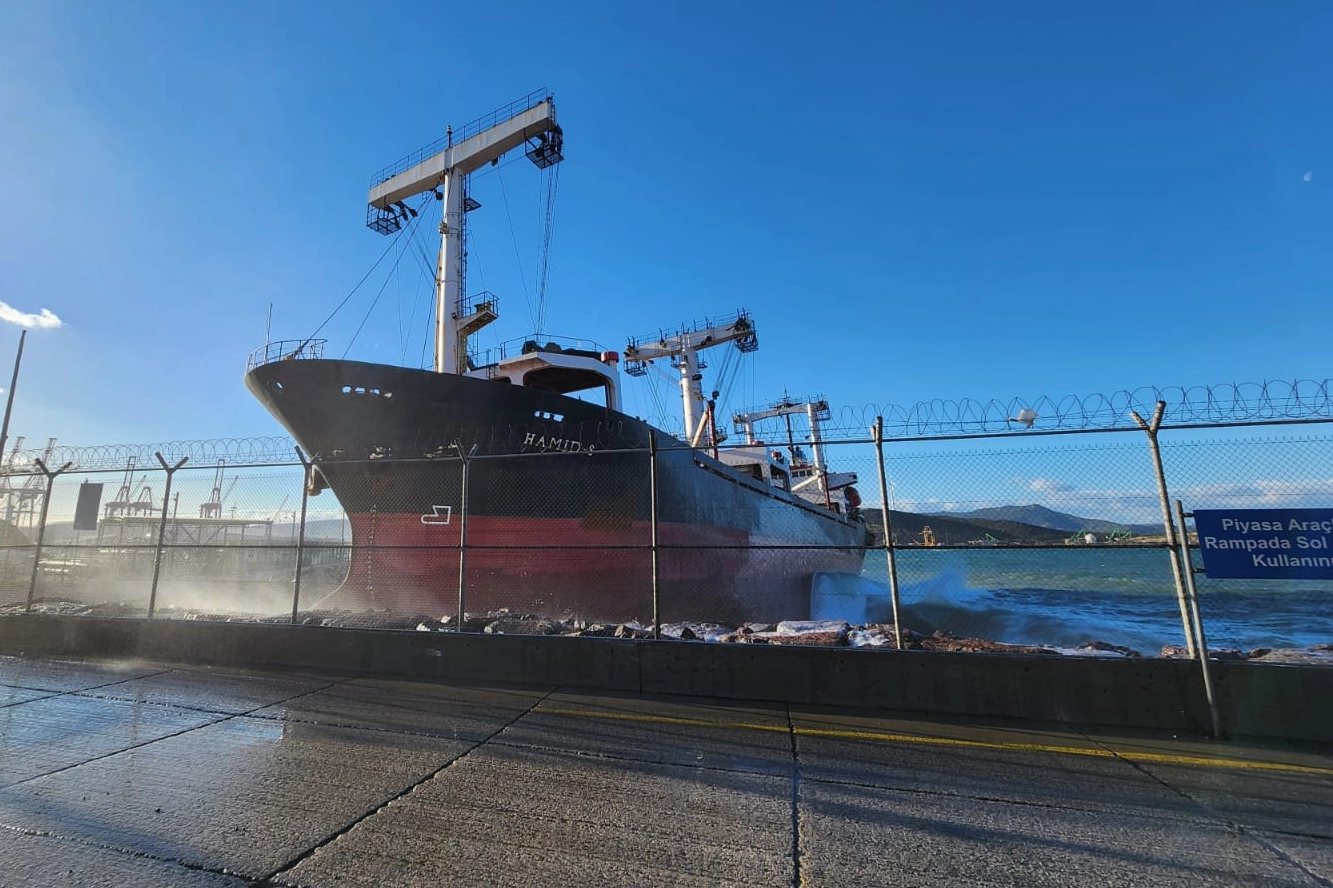 Ege açıklarında kuruyük gemisi karaya oturdu