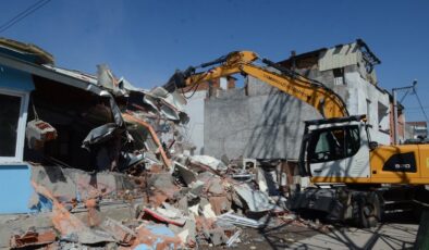 Bursa Osmangazi’de 200’e yakın kaçak ve metruk yıkıldı