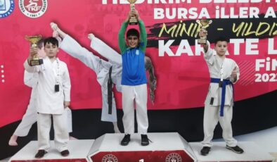 Çayırovalı karateciler Bursa’dan kupa ve madalyalarla döndü