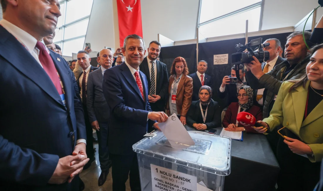 CHP’nin olağanüstü kurultayında tek aday olan Özgür Özel geçerli oyların