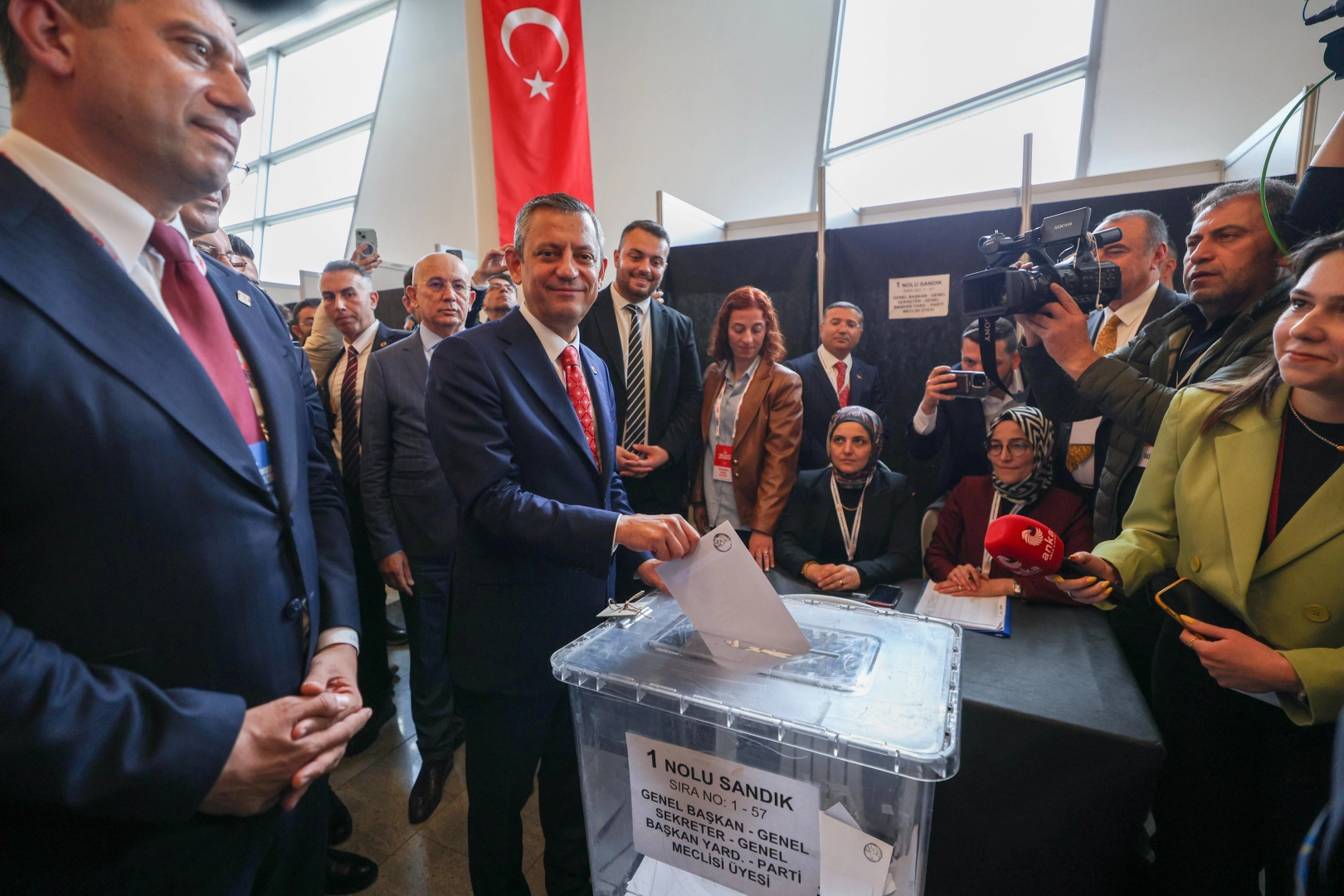 CHP’nin olağanüstü kurultayında tek aday olan Özgür Özel geçerli oyların